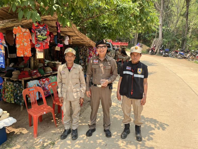 พ.ต.ท.ศักดิ์ชาย รีอินทร์ สวป.(ชส.) สภ.แม่จันพร้อมรถยนต์ 202 และจนท.ชุดมวนชนสัมพันธ์ สภ.แม่จัน เป็นตัวแทนร่วมพิธีสืบชะตาแม่น้ำคำ บริเวณฝายผาม้า