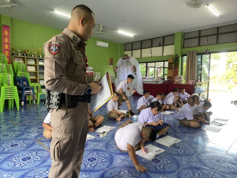 สภ.แม่จัน/ ครูตำรวจ D.A.R.E. ให้ความรู้นักเรียนตามโครงการการศึกษาเพื่อต่อต้านการใช้ยาเสพติดในเด็กนักเรียน
